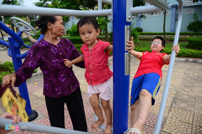 Cậu bé 11 tuổi đạo diễn các game show truyền hình trên giấy