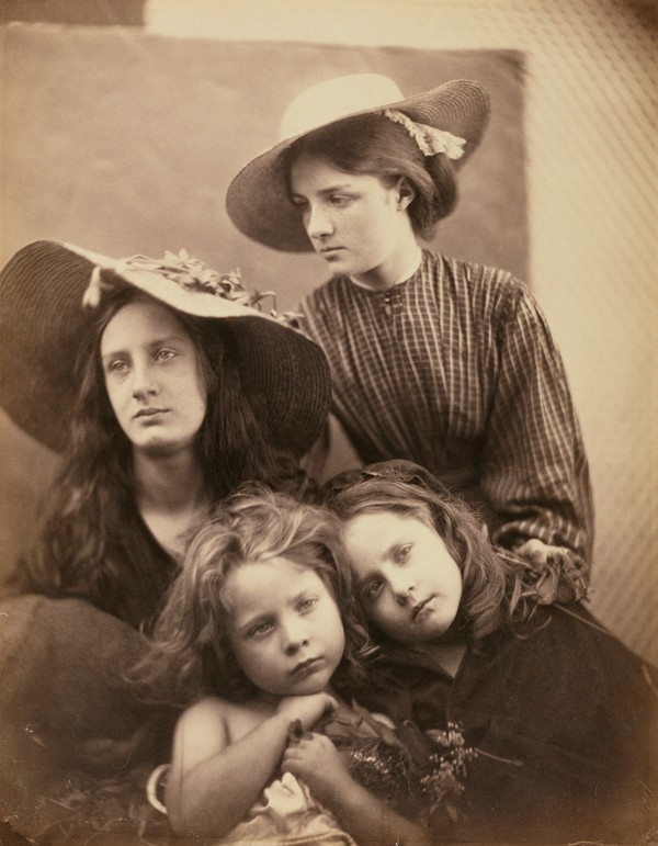 Người xưa không cười, nhưng dường như bức ảnh có chiều sâu hơn so với hiện tại Người xưa không cười, nhưng dường như bức ảnh có chiều sâu hơn so với hiện tại