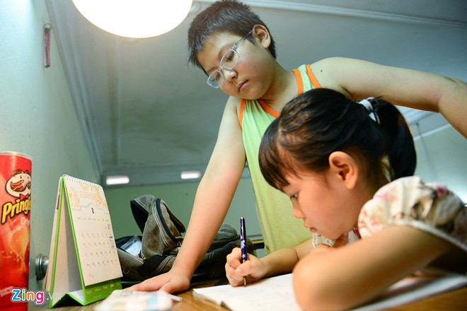 Cậu bé 11 tuổi đạo diễn các game show truyền hình trên giấy