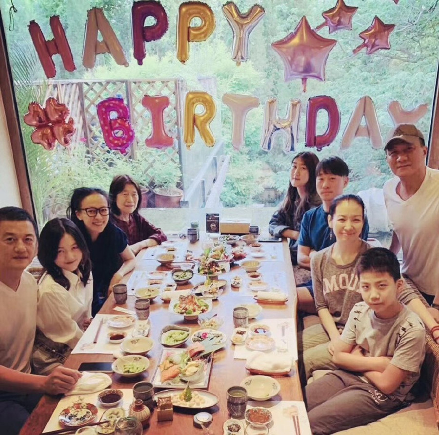 Con gái hở hàm ếch của Lý Á Bằng xinh đẹp xuất thần trong tiệc sinh nhật tuổi 13, điều đặc biệt là thần thái kế thừa từ mẹ Vương Phi - Ảnh 1. Con gái hở hàm ếch của Lý Á Bằng xinh đẹp xuất thần trong tiệc sinh nhật tuổi 13, điều đặc biệt là thần thái kế thừa từ mẹ Vương Phi - Ảnh 1.