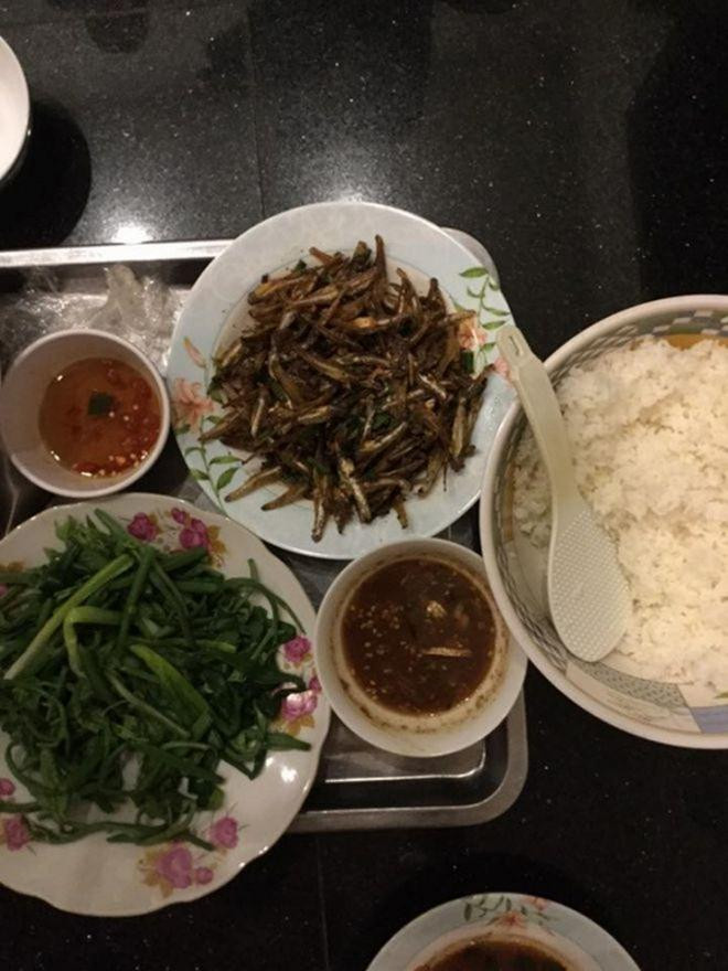 Món ăn “nhà nghèo” theo chân Hoài Linh sang Mỹ, từng vác vào cả tiệm vàng? ảnh 6 mon an "nha ngheo" theo chan hoai linh sang my, tung vac vao ca tiem vang? - 7