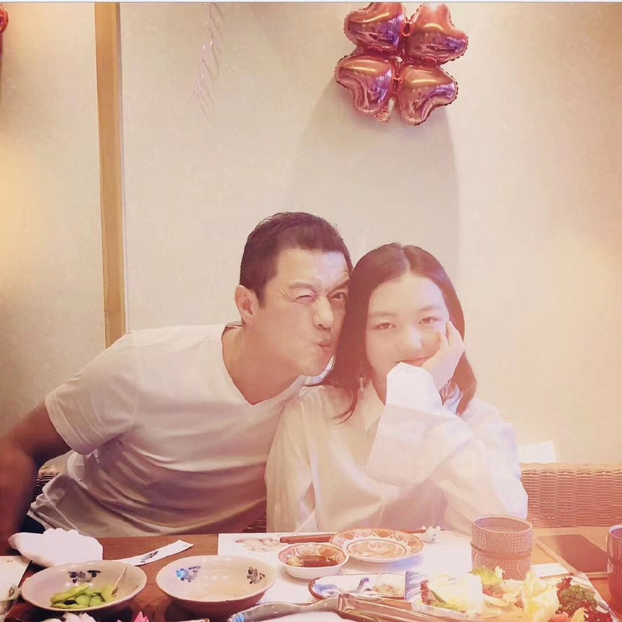 Con gái Lý Á Bằng xinh đẹp trong tiệc sinh nhật tuổi 13, thần thái giống hệt mẹ Vương Phi ảnh 3 Con gái Lý Á Bằng xinh đẹp trong tiệc sinh nhật tuổi 13, thần thái giống hệt mẹ Vương Phi ảnh 3