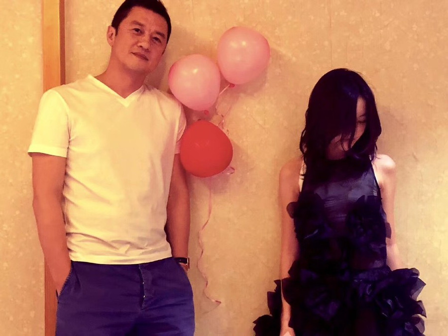 Con gái hở hàm ếch của Lý Á Bằng xinh đẹp xuất thần trong tiệc sinh nhật tuổi 13, điều đặc biệt là thần thái kế thừa từ mẹ Vương Phi - Ảnh 2. Con gái hở hàm ếch của Lý Á Bằng xinh đẹp xuất thần trong tiệc sinh nhật tuổi 13, điều đặc biệt là thần thái kế thừa từ mẹ Vương Phi - Ảnh 2.