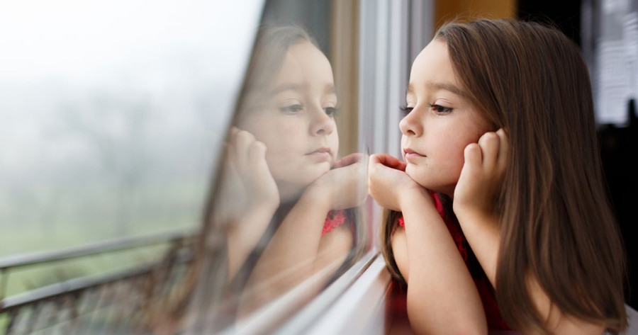 Trước khi trẻ rời khỏi nhà, hãy cung cấp cho trẻ thông tin phù hợp với lứa tuổi về những nguy hiểm và tình huống cần xem xét. (Ảnh: ITN).