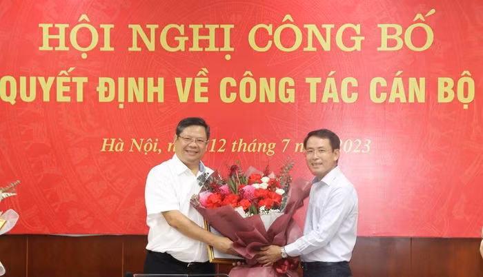 Phó Chủ tịch UBND thành phố Hà Nội Nguyễn Trọng Đông trao quyết định, tặng hoa chúc mừng ông Nguyễn Anh Quân.