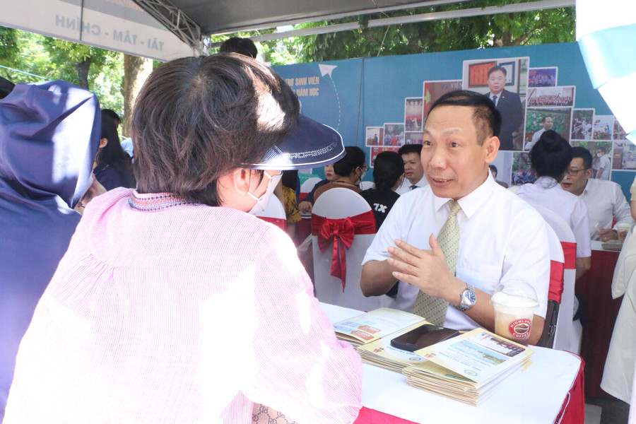 PGS.TS Nguyễn Xuân Thạch tư vấn trực tiếp cho phụ huynh học sinh tại Ngày hội tư vấn xét tuyển năm 2022.