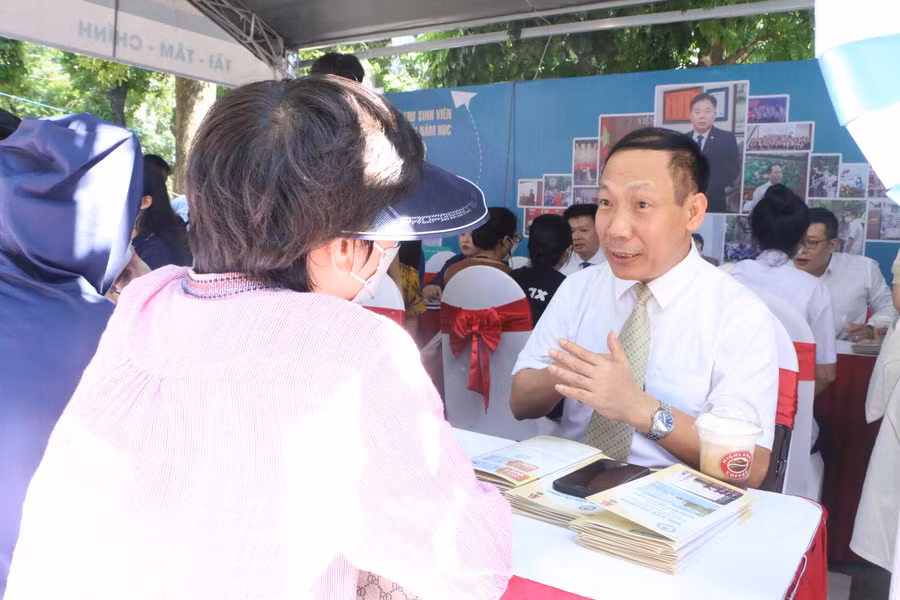 PGS.TS Nguyễn Xuân Thạch tư vấn trực tiếp cho phụ huynh học sinh tại Ngày hội tư vấn xét tuyển năm 2022.