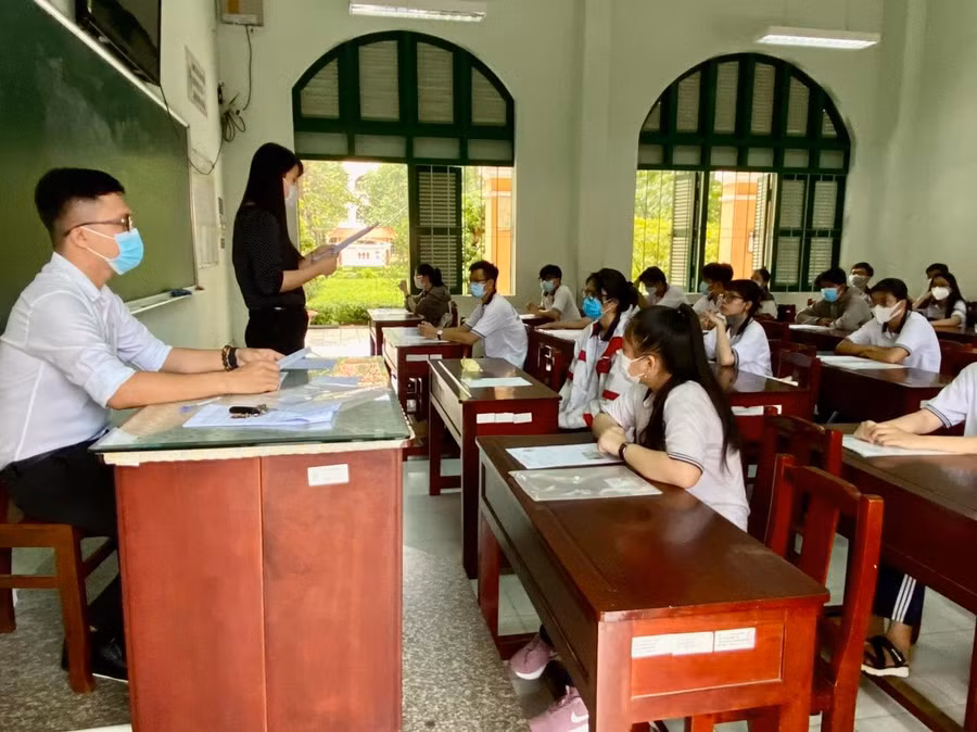 Thí sinh tỉnh Tiền Giang nghe phổ biến quy chế thi chiều 6/7. Ảnh: Xuân Uyên.