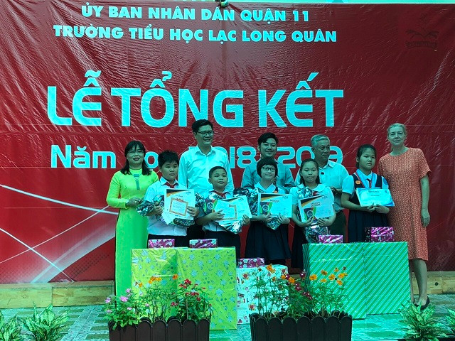 Cô Nguyễn Thị Kim Hương(bên trái) trao bằng khen và phần thưởng cho nhóm học sinh đã giành giải cao trong cuộc thi First Lego League 2019 diễn ra tại Mỹ vừa qua