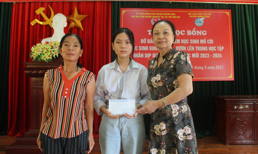 Em Lương Thị Hồng Quyên, lớp 11A12, Trường THPT Hoằng Hóa 2 (giữa) tại lễ trao học bổng. Ảnh: LT. Em Lương Thị Hồng Quyên, lớp 11A12, Trường THPT Hoằng Hóa 2 (giữa) tại lễ trao học bổng. Ảnh: LT.