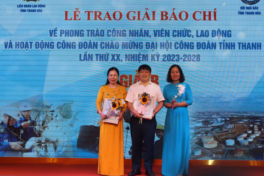 Nhóm tác giả đạt giải B. Ảnh: LT.