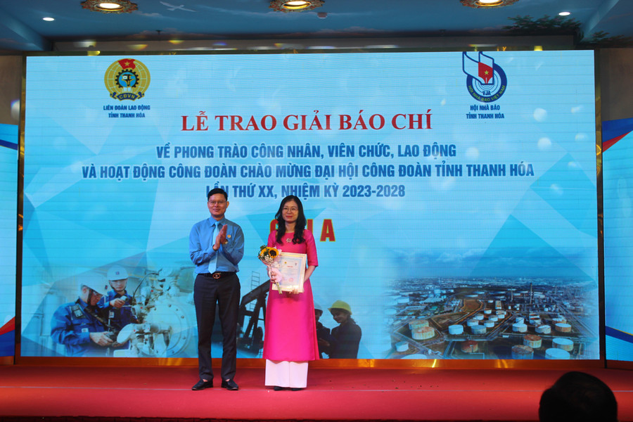 Tác giả Nguyễn Thị Thanh Huê (Báo Thanh Hóa) đạt giải A loại hình báo in với tác phẩm: Chuyên đề &quot;Phát huy tinh thần sáng tạo của người lao động xứ &quot; (3 kỳ). Ảnh: LT.