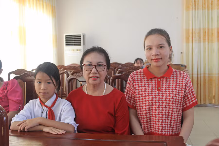 Tiến sĩ Lê Bích Thắng (giữa) tại buổi lễ trao học bổng đỡ đầu. Ảnh: LT.