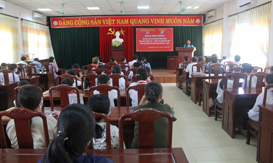 Quang cảnh buổi trao học bổng đỡ đầu. Ảnh: LT. Quang cảnh buổi trao học bổng đỡ đầu. Ảnh: LT.