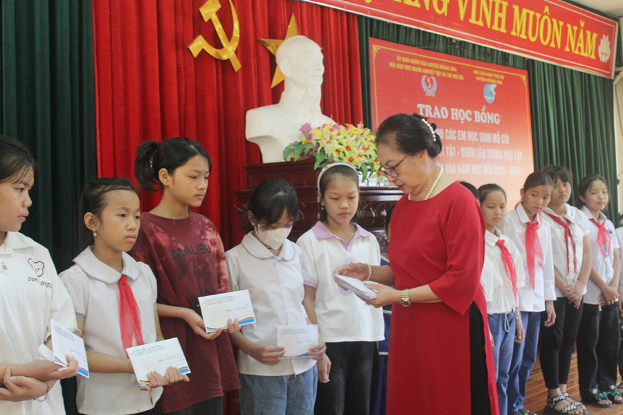 Tiến sĩ Lê Bích Thắng trao học bổng cho 20 học sinh mồ côi, hoàn cảnh khó khăn. Ảnh: LT. Tiến sĩ Lê Bích Thắng trao học bổng cho 20 học sinh mồ côi, hoàn cảnh khó khăn. Ảnh: LT.