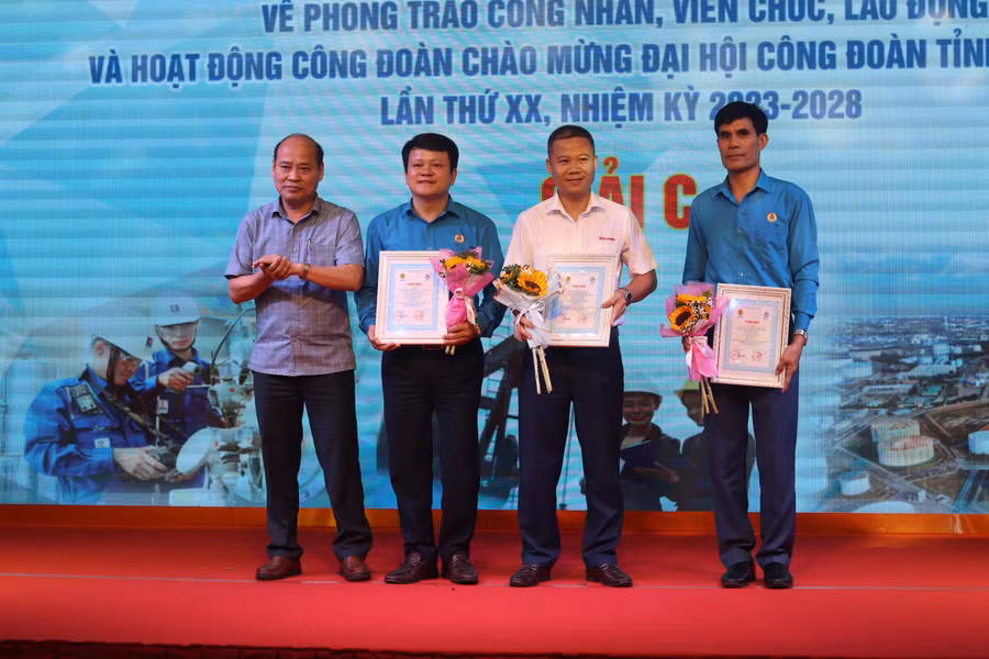 Đại diện nhóm tác giả đạt giải C giải báo chí về phong trào công nhân, người lao động tại Thanh Hóa. Ảnh: LT.