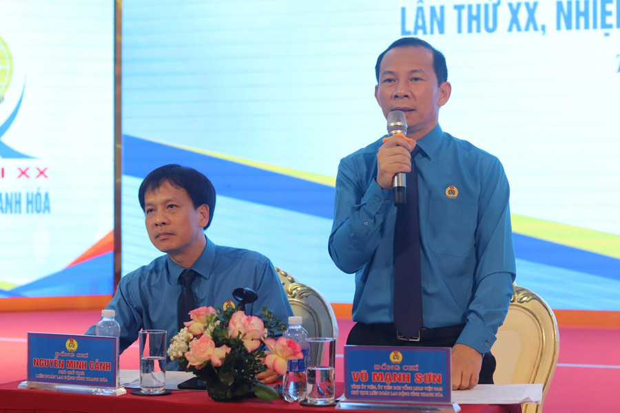 Đại diện Liên đoàn Lao động tỉnh Thanh Hóa trả lời báo chí. Ảnh: LT.
