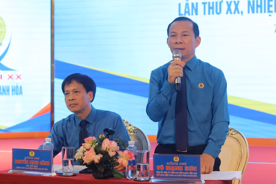 Đại diện Liên đoàn Lao động tỉnh Thanh Hóa trả lời báo chí. Ảnh: LT.