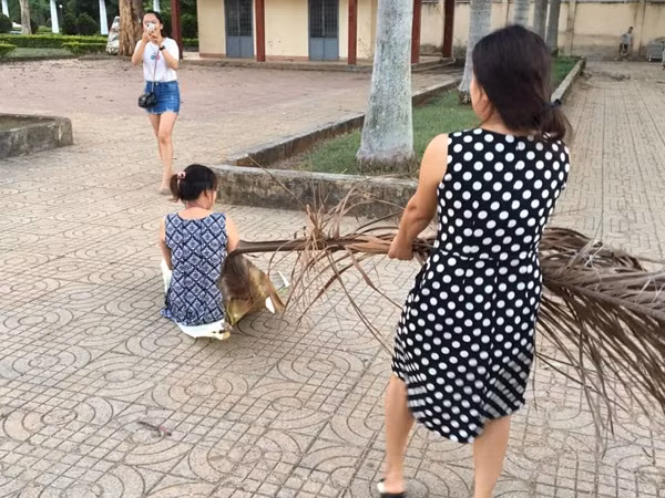 Không chỉ thế hệ 8x, 9x mà ngay cả những người trưởng thành cũng không thể quên trò chơi kéo mo cau đậm chất tuổi thơ! (Ảnh: Khánh Vĩnh)