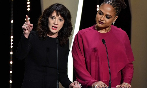 Asia Argento (trái) ở lễ trao giải Cannes 2018. Ảnh:AP. Asia Argento (trái)ở lễ trao giải Cannes 2018.