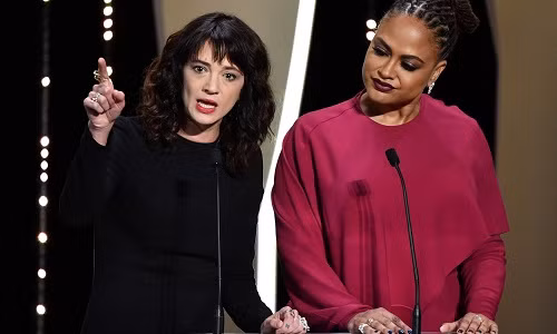 Asia Argento (trái)ở lễ trao giải Cannes 2018.