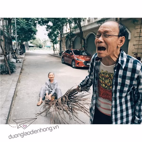 Khoảnh khắc các cụ ông, cụ bà chơi trò kéo mo cau, nở nụ cười sảng khoái khiến giới trẻ chỉ biết thốt lên 