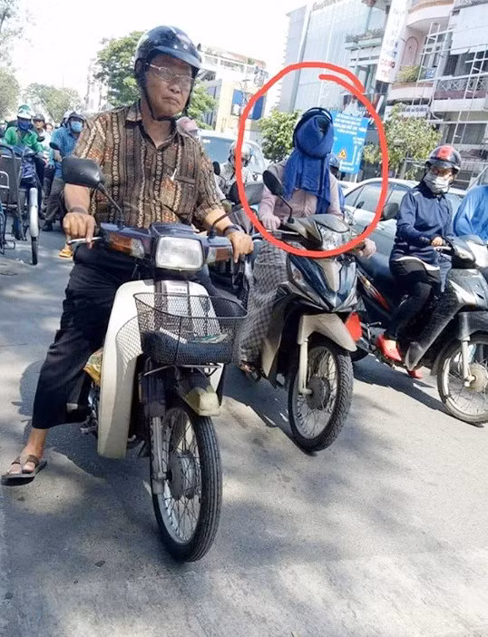 Rồi làm sao mà thấy đường khi dùng khăn che kín mặt thế này hả người chị ơi?