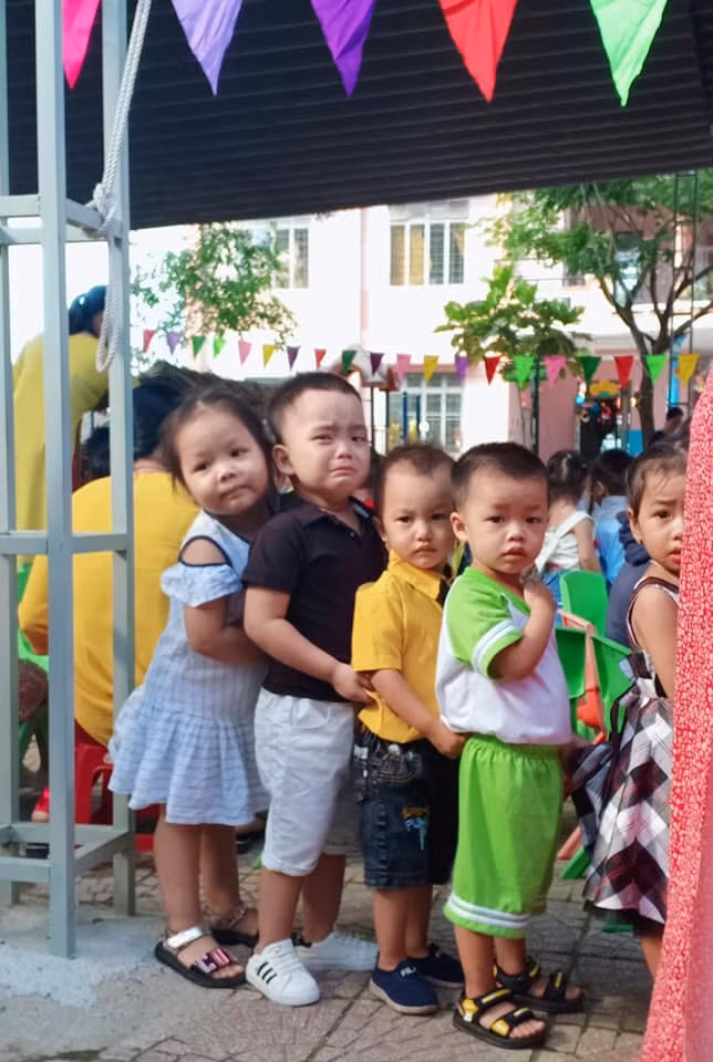 Ăn mặc rất bảnh bao nhưng mặt thì mếu máo.