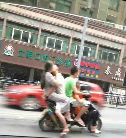 Nụ hôn cuồng nhiệt.