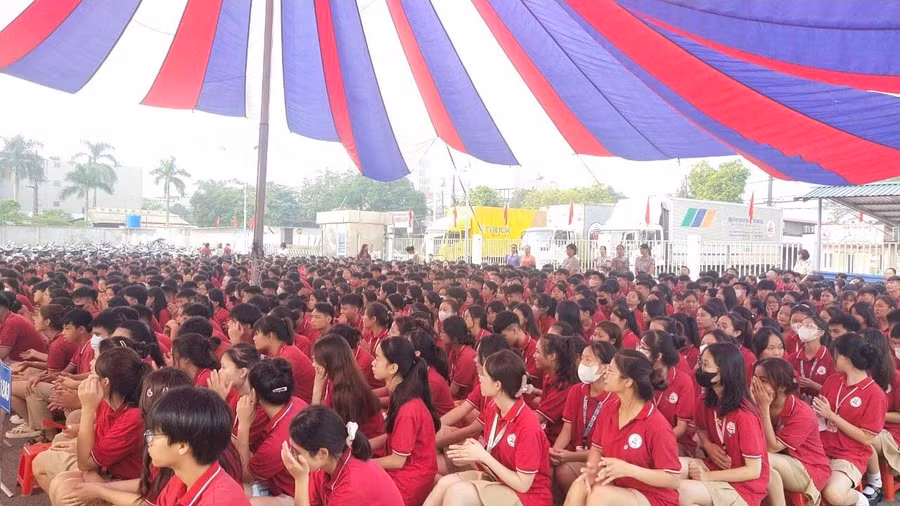 Học sinh Trường THPT Lạc Long Quân trong một hoạt động tập thể dưới sân trường. Ảnh: FBNT.