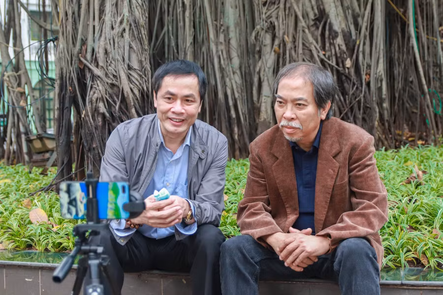 Nhà thơ Nguyễn Quang Thiều - Chủ tịch Hội Nhà văn Việt Nam (áo nâu) và Nhà thơ Hữu Việt.