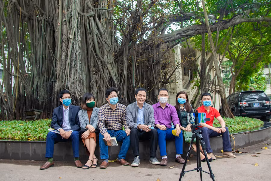 Các nhà thơ tham gia buổi Livestream nhân Ngày thơ Việt Nam.