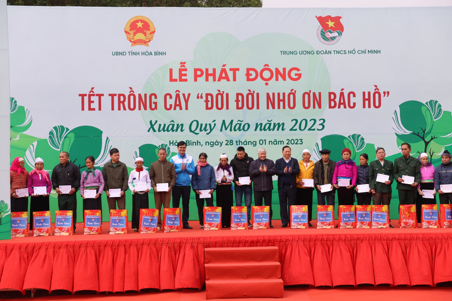 Ban tổ chức tặng quà cho những gia đình chính sách.