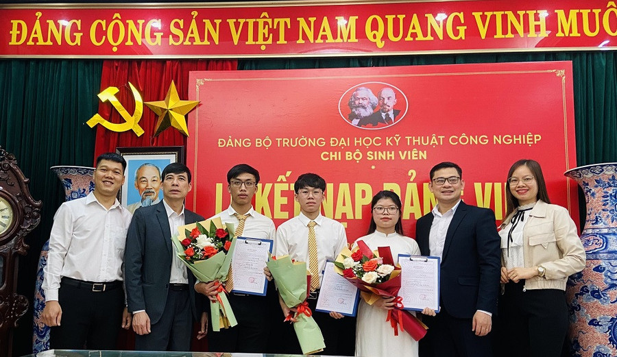 Chi bộ Sinh viên thuộc Đảng bộ trường Đại học Kỹ thuật Công nghiệp tổ chức Lễ kết nạp Đảng cho sinh viên. Chi bộ Sinh viên thuộc Đảng bộ trường Đại học Kỹ thuật Công nghiệp tổ chức Lễ kết nạp Đảng cho sinh viên.