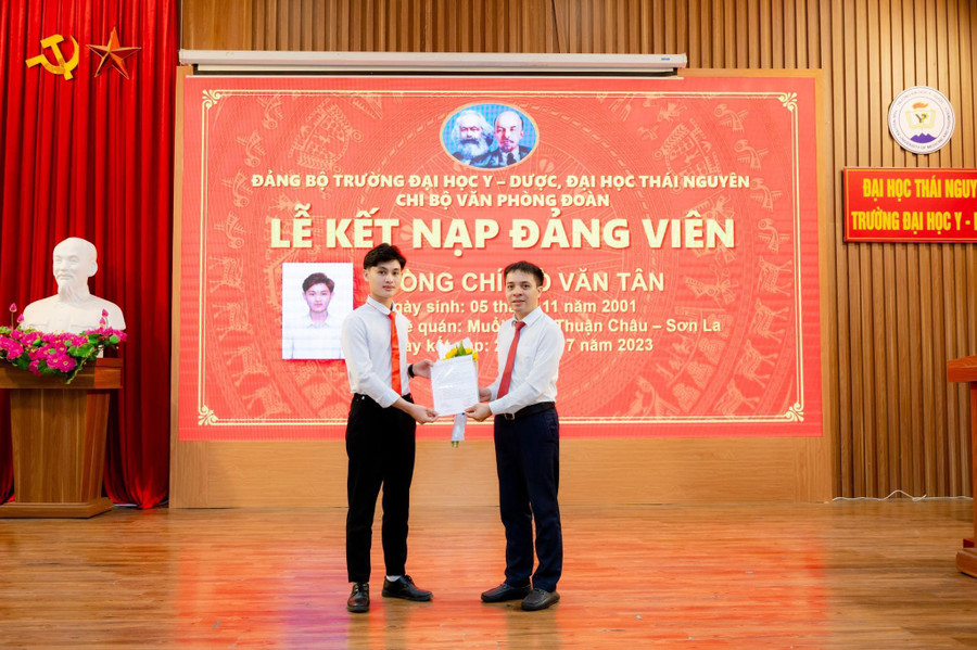 Sinh viên trường Đại học Y - Dược (ĐH Thái Nguyên) được vinh dự đứng trong hàng ngũ của Đảng. Sinh viên trường Đại học Y - Dược (ĐH Thái Nguyên) được vinh dự đứng trong hàng ngũ của Đảng.