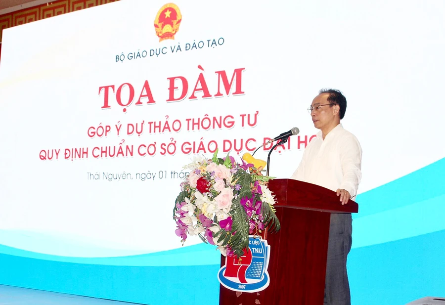 Thứ trưởng Bộ GD&ĐT Hoàng Minh Sơn phát biểu tại Toạ đàm.