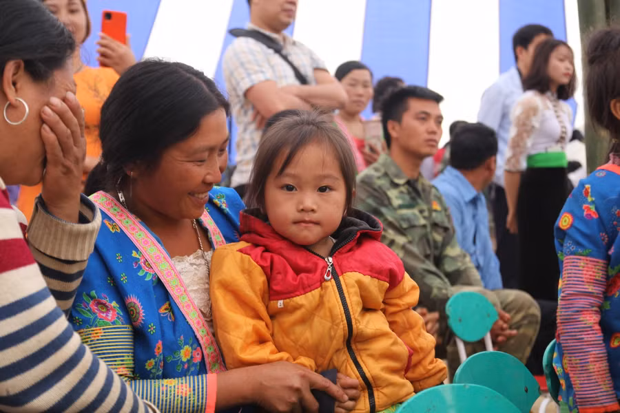 Nhiều phụ huynh đưa con đến trường từ rất sớm.