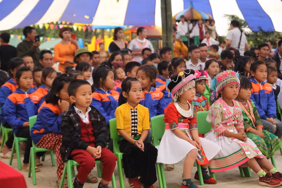 Học sinh háo hức đến trường từ rất sớm.