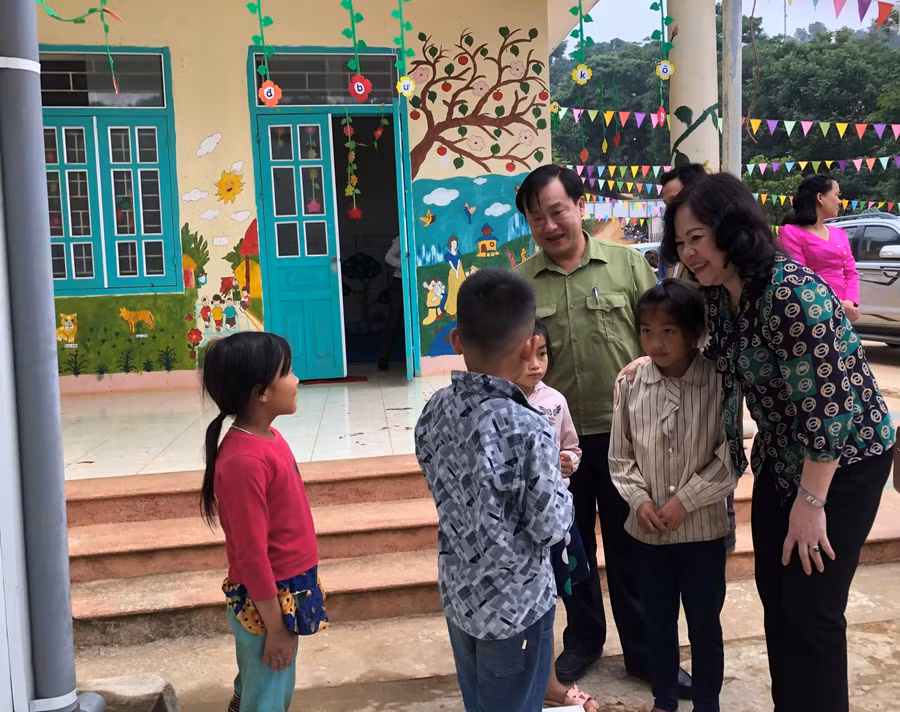 Thứ trưởng Ngô Thị Minh ân cần thăm hỏi các cháu học sinh dân tộc thiểu số tại xã Keo Lôm