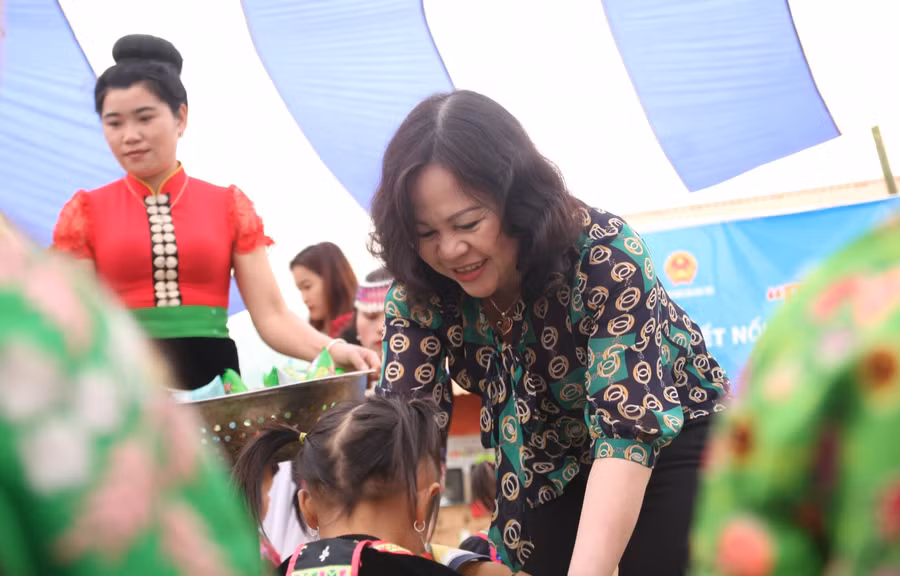 Thứ trưởng Ngô Thị Minh trao quà cho học sinh.