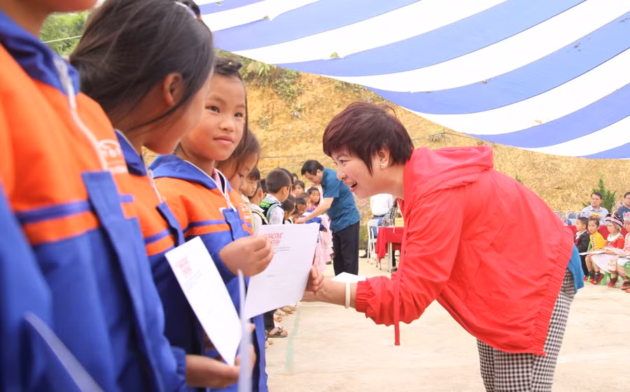 Nhà báo Dương Thanh Hương - Phó Tổng Biên tập Báo GD&amp;TĐ trao học bổng cho học sinh nghèo hiếu học tại xã Sa Dung, Điện Biên Đông.