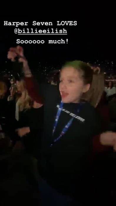 Tiểu công chúa kiêu kỳ Harper Beckham lần đầu gây kinh ngạc khi quẩy cực sung trong concert âm nhạc - Ảnh 2. Tiểu công chúa kiêu kỳ Harper Beckham lần đầu gây kinh ngạc khi quẩy cực sung trong concert âm nhạc - Ảnh 2.