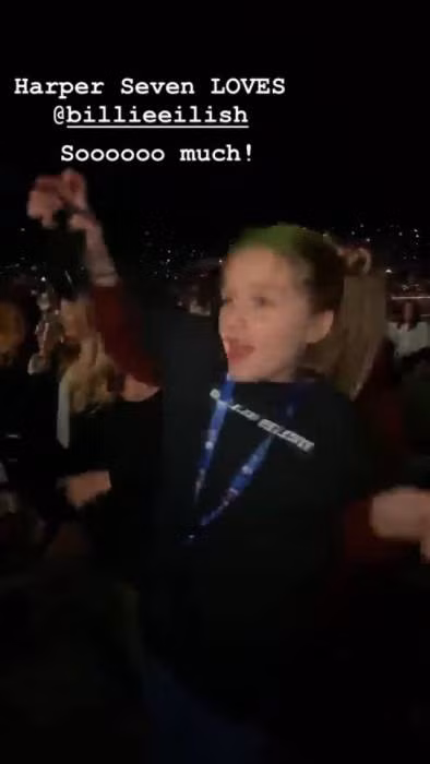 Tiểu công chúa kiêu kỳ Harper Beckham lần đầu gây kinh ngạc khi quẩy cực sung trong concert âm nhạc - Ảnh 2.