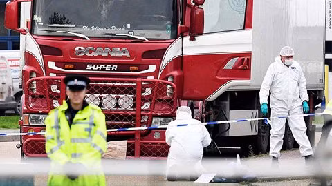 Hiện trường vụ việc 39 người thiệt mạng trong một xe tải tại khu công nghiệp Waterglade thuộc hạt Essex, phía Đông Bắc London, Anh. Ảnh: AP
