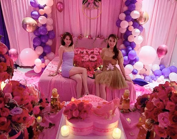 Cũng khung hình này, Ngọc Trinh còn đón nhiều bạn bè.