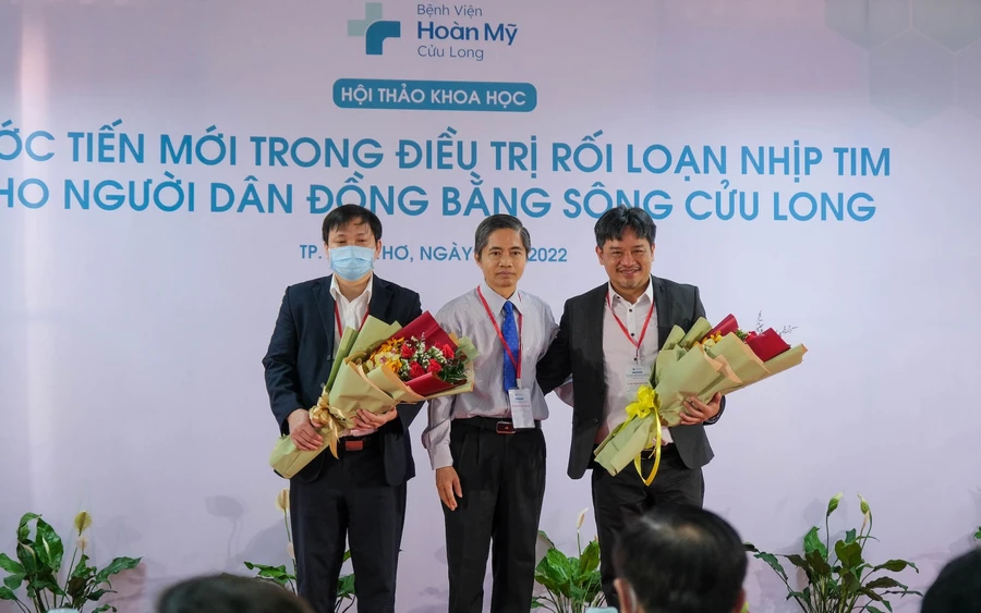 Lãnh đạo bệnh viện tặng hoa cho diễn giả khách mời tham dự hội thảo.