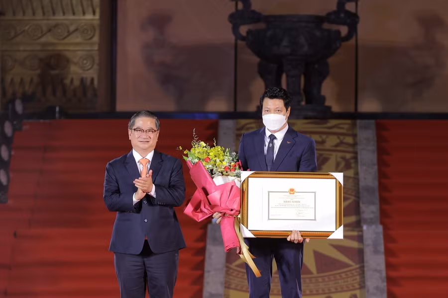 Ông Trần Việt Trường, Chủ tịch UBND TP Cần Thơ tặng bằng khen cho đơn vị tài trợ đầu tư xây dựng đền thờ Vua Hùng (ảnh BTC)