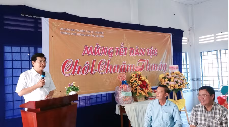 Ông Trần Thanh Bình, Giám đốc Sở GD&amp;ĐT Cần Thơ chúc tết cán bộ, giáo viên người dân tộc nhân dịp tết cổ truyền Chol-Chnam-Thmay.