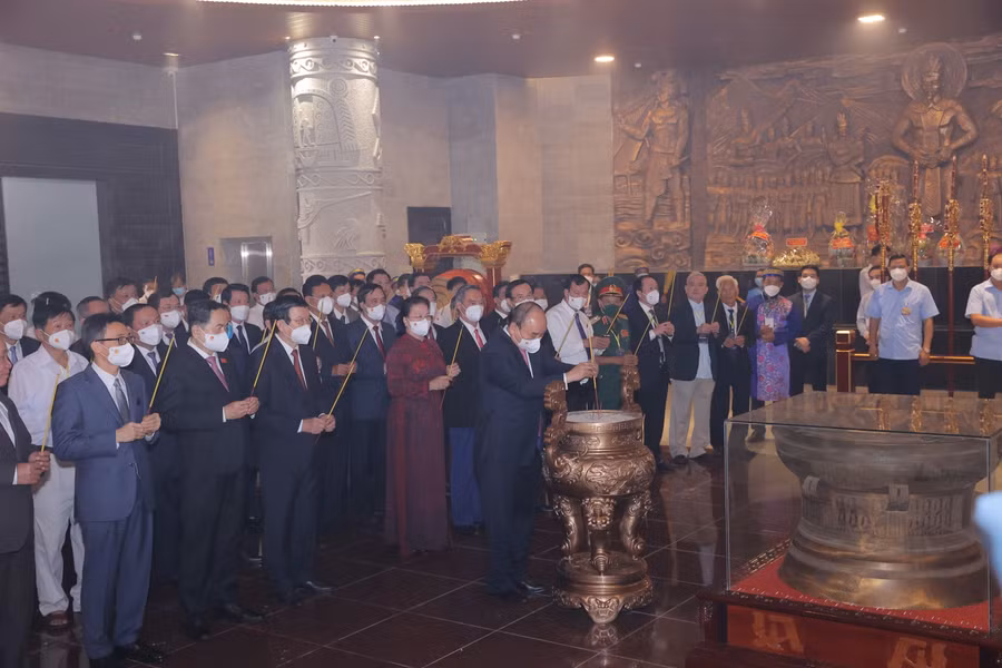 Chủ tịch nước Nguyễn Xuân Phúc dẫn đầu đoàn đại biểu dâng hương, tưởng nhớ, tri ân công đức các Vua Hùng tại Đền chính (ảnh BTC)