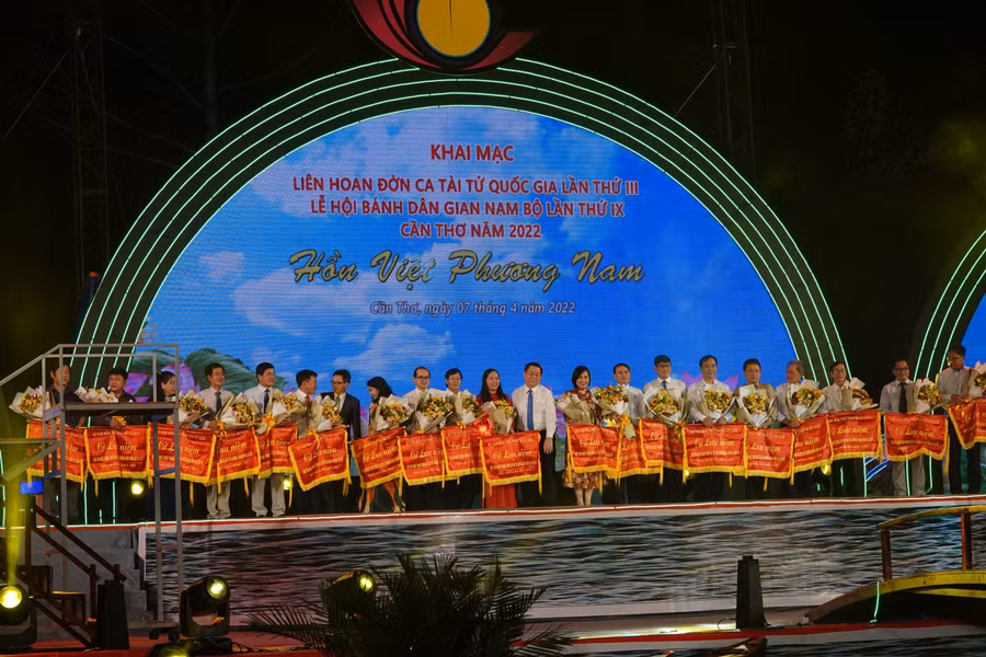 Tặng cờ lưu niệm cho các Đoàn nghệ thuật Đờn ca tài tử; các soạn giả, nghệ nhân các tỉnh/thành phố tham dự.